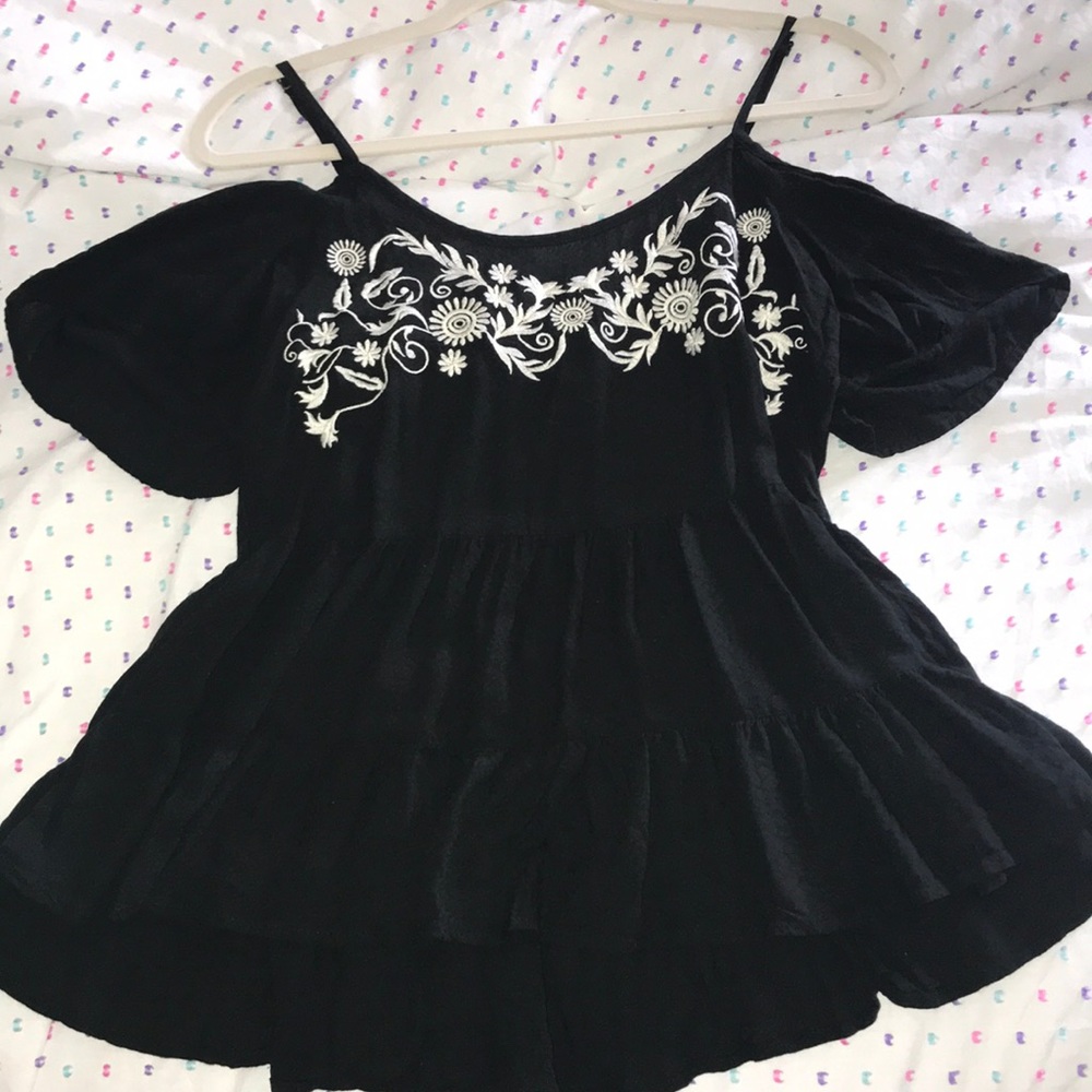 Black cold shoulder flowwy top